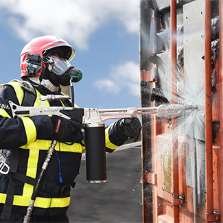 En bild av en brandman som släcker en eld