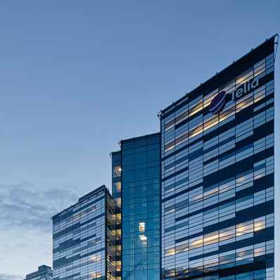 Tre byggnader som sträcker sig mot skyn