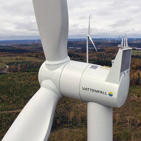 En bild av ett vindkraftverk i öppet landskap